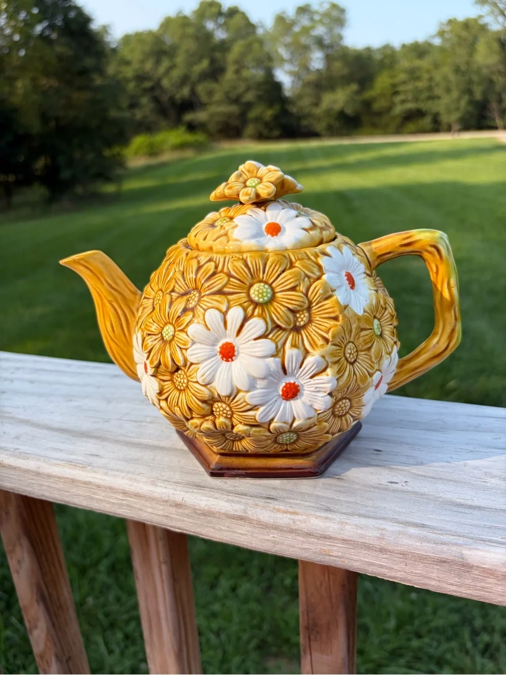Vintage Fred Roberts Gold & White Daisy Ceramic Teapot W/Lid. 6.5